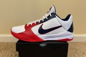 又一雙Kobe 5大學(xué)PE！康涅狄格大學(xué)專屬配色 鞋舌帶有哈士奇Logo