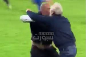 怒噴對手施巫術(shù)！無緣世界杯后，尼日利亞主帥沖向?qū)Ψ剿坪跸氪蛉? >
                                        </div>
                                    </div>
                                                                        <div   id=