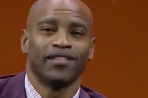 卡特名人堂演講談到曾經(jīng)打橄欖球 麥迪繃不住笑了出來