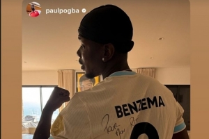 博格巴社媒曬身穿本澤馬簽名球衣照片，本澤馬轉(zhuǎn)發(fā)動(dòng)態(tài)