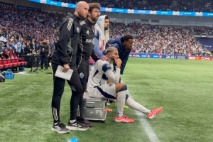 暖心！溫哥華球員沖入場內(nèi)慶祝，穆勒轉(zhuǎn)身擁抱受傷的隊(duì)友