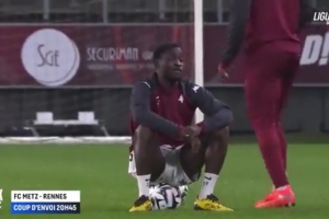 不滿自己無緣首發(fā)！梅斯后衛(wèi)賽前拒絕參加熱身，坐在足球上不動彈