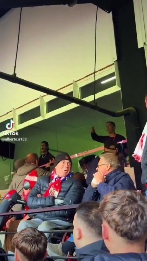 點燃德比??安東尼在包廂激情慶祝，塞維球迷豎中指+辱罵+扔?xùn)|西