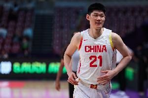 擁有周琦、胡金秋這樣的頂級(jí)內(nèi)線 按理說(shuō)中國(guó)隊(duì)不能在籃板上吃虧