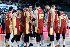 媒體人：中國(guó)男籃現(xiàn)在還留在場(chǎng)館里的更衣室開會(huì) 沒(méi)有離開