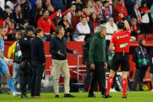 馬卡：塞維利亞德比戰(zhàn)有球迷向場內(nèi)投擲水瓶，導(dǎo)致比賽中斷數(shù)分鐘