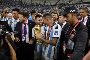 記者：梅西斯卡洛尼將出席華盛頓的世界杯抽簽，現(xiàn)場(chǎng)交還原版獎(jiǎng)杯