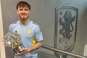 PFA向埃利奧特頒發(fā)特別貢獻獎，表彰球員U21歐洲杯出色表現(xiàn)