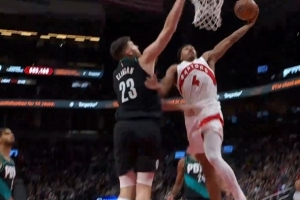 力劈華山！斯科蒂·巴恩斯突破左手單臂隔扣克林根