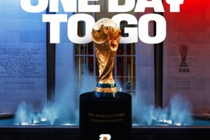 萬眾矚目！世界杯官方曬抽簽儀式倒計(jì)時(shí)一天海報(bào)：大力神杯出鏡