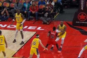 沒(méi)站穩(wěn)！詹姆斯補(bǔ)防犯規(guī) 湖人挑戰(zhàn)失敗