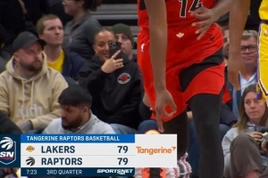 連珠炮！猛龍由沃爾特與馬穆連續(xù)命中三分 瞬間抹平分差