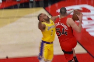 動(dòng)作有點(diǎn)大！文森特?cái)r截?fù)糁旭R穆凱拉什維利 被吹一級(jí)惡意犯規(guī)