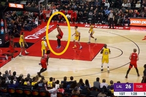 給你裝到了！巴恩斯籃下接球扛開(kāi)拉拉維亞 回頭看了一眼才扣空籃