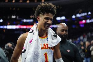 參見新鷹王！杰倫·約翰遜半場砍下三雙 18分鐘11分10板12助