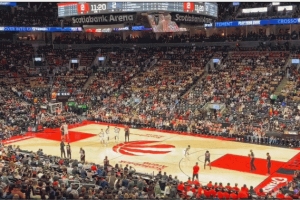 一閃一閃蹦迪現(xiàn)場！猛龍主場計時器燈光閃爍 導(dǎo)致開賽40秒就暫停