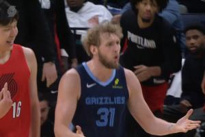 ??笑死！灰熊出界 楊瀚森邊笑邊搖手指 調(diào)戲蘭代爾“你挑戰(zhàn)啊”