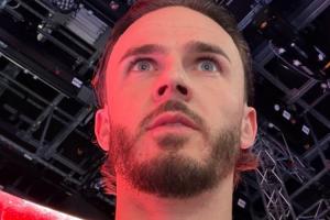 ??現(xiàn)場吃瓜！卡拉格怒噴薩拉赫8分鐘，熱刺中場麥迪遜一臉震驚