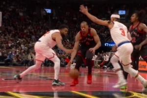 虧大了！巴恩斯突破脫手出界判爭(zhēng)球 尼克斯挑戰(zhàn)失敗改唐斯犯規(guī)