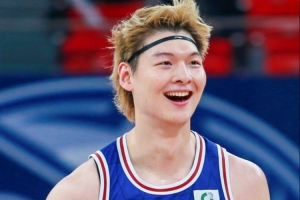 上海男籃揭幕戰(zhàn)入場觀眾超萬人 創(chuàng)造了上海體育館男籃觀賽新紀錄