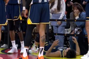 鄔挺嘉劈叉投籃將撲防的徐杰絆出場外 后者倒地不起&返回更衣室