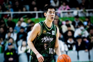 次節(jié)轟14分！郭昊文半場12中7砍下19分2板2助