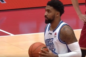 慢慢找狀態(tài)！小肯揚·馬丁CBA首秀 半場4中1&三分2中0拿4分3板