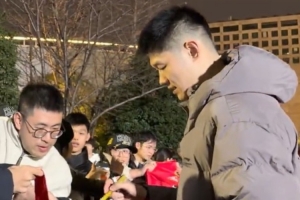 這才是優(yōu)質(zhì)偶像的標(biāo)桿！胡金秋賽后依次為球迷簽名合影