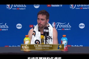 哈利拄拐迎接隊(duì)友！麥康納：他本可以獨(dú)自傷心，但卻出來安慰我們