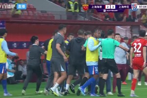 于漢超暴怒！上海德比場邊替補席爆發(fā)沖突??