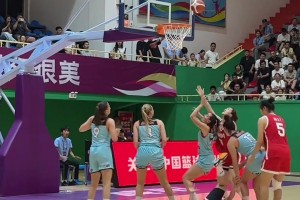 揪心！李雨汧突破途中重重摔倒在地！希望所有運(yùn)動(dòng)員能遠(yuǎn)離傷??！