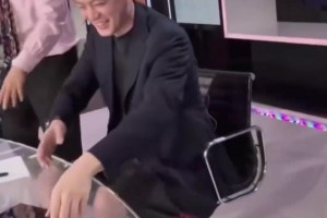 這是標配嗎？你永遠猜不到楊鳴在解說時下半身穿什么??