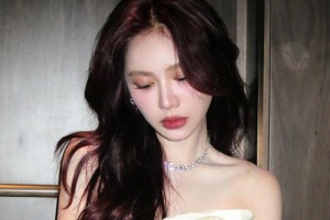 娜姐也是好身材！美娜一身白色禮服裝：今天不是53是35了??