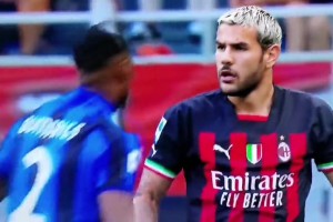 阿庫尼亞這小身板真敢追打鄧弗里斯，沒看特奧都沒占到便宜嘛??