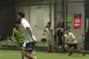 帕雷德斯踢小場就跟降維打擊似的，就像中國的學(xué)霸考試一樣??