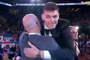 開拓者真愛選中鋒啊！去年選擇了2米18的克林根，女友很漂亮！