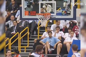 不是一個維度！男籃名場面：姚明打爆“亞洲第一中鋒”河升鎮(zhèn)！