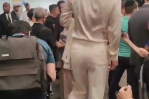 楊瀚森現(xiàn)身選秀大會(huì)現(xiàn)場(chǎng) 外國(guó)球迷們爭(zhēng)相與其合照??????