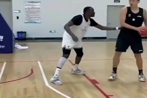 17歲楊瀚森單挑打爆開拓者內線里斯 蓋帽跟帽小孩一樣????