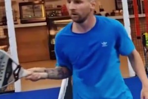 比踢球還認(rèn)真！名場面：梅西和蘇亞雷斯一起打板網(wǎng)球！