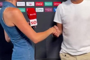 合不攏嘴~女記者和瓜迪奧拉握手后差點(diǎn)沒(méi)忍住，這么高興嘛??