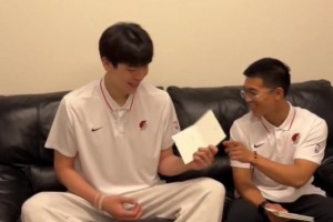 真好！球迷們給楊瀚森寫卡片送祝福 楊瀚森一封封讀并感謝球迷