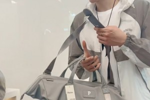 暖心！開拓者工作人員為瀚森及家人每人準(zhǔn)備了一份禮物~