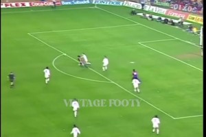 此球只應(yīng)天上有！范佩西的魚躍沖頂，寫進(jìn)足球歷史的名場(chǎng)面！