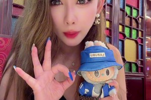 這就是上海女球迷嘛??聲音嗲嗲的顏值高高的眼里還有我~