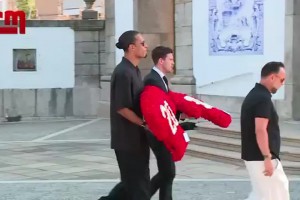 范迪克和羅伯遜手捧若塔球衣號碼花圈參加葬禮