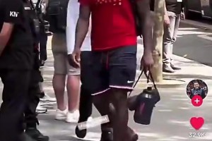 太真實(shí)了！詹姆斯和庫里回酒店路上，被球迷熱烈歡呼，但輪到哈利伯頓的時(shí)候……