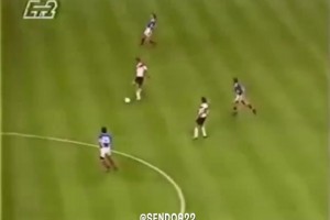 簡(jiǎn)直就是藝術(shù)！穆勒一直在用穆勒的方式踢球！獨(dú)一檔的球場(chǎng)感覺(jué)！