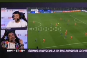 瞬間精神了！名場面：當阿奎羅和拉維奇看到梅西被剪刀腳的反應(yīng)！