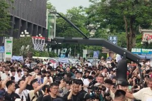 很有親和力啊！約基奇高舉自拍桿，與到場的大批球迷合影！